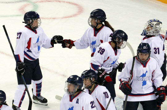 지난 10일 오후 강원도 강릉시 관동하키센터에서 열린 여자 아이스하키 조별예선 첫 경기에서 패한 단일팀 북한 정수현(27번)과 한국 엄수연, 북한 황충금(39번), 골키퍼 신소정(31번) 등이 아쉬워하며 서로 격려하고 있다.
